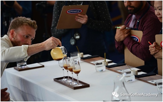 20220215_050028165_iOS